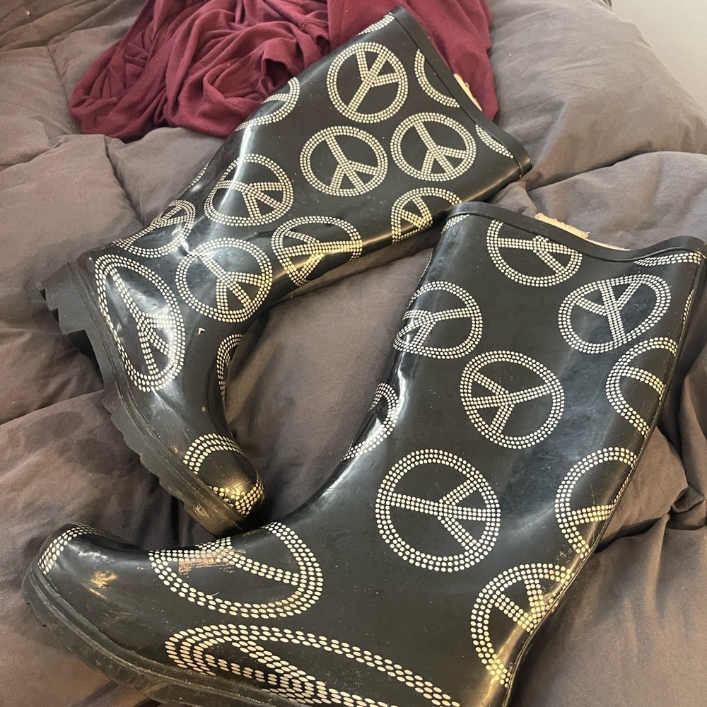 Black Peace Sign Rain Boots Sz 7 by Henry Ferrera